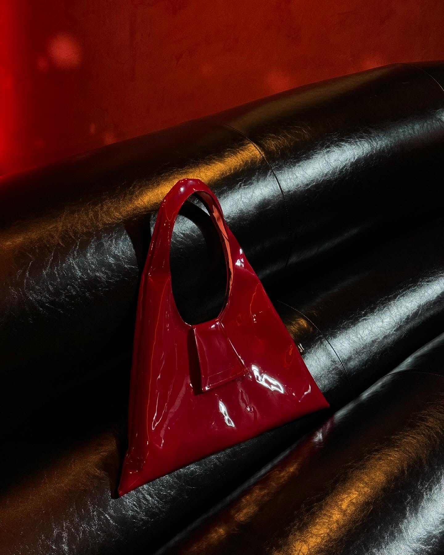 Glossy hobo bag in red