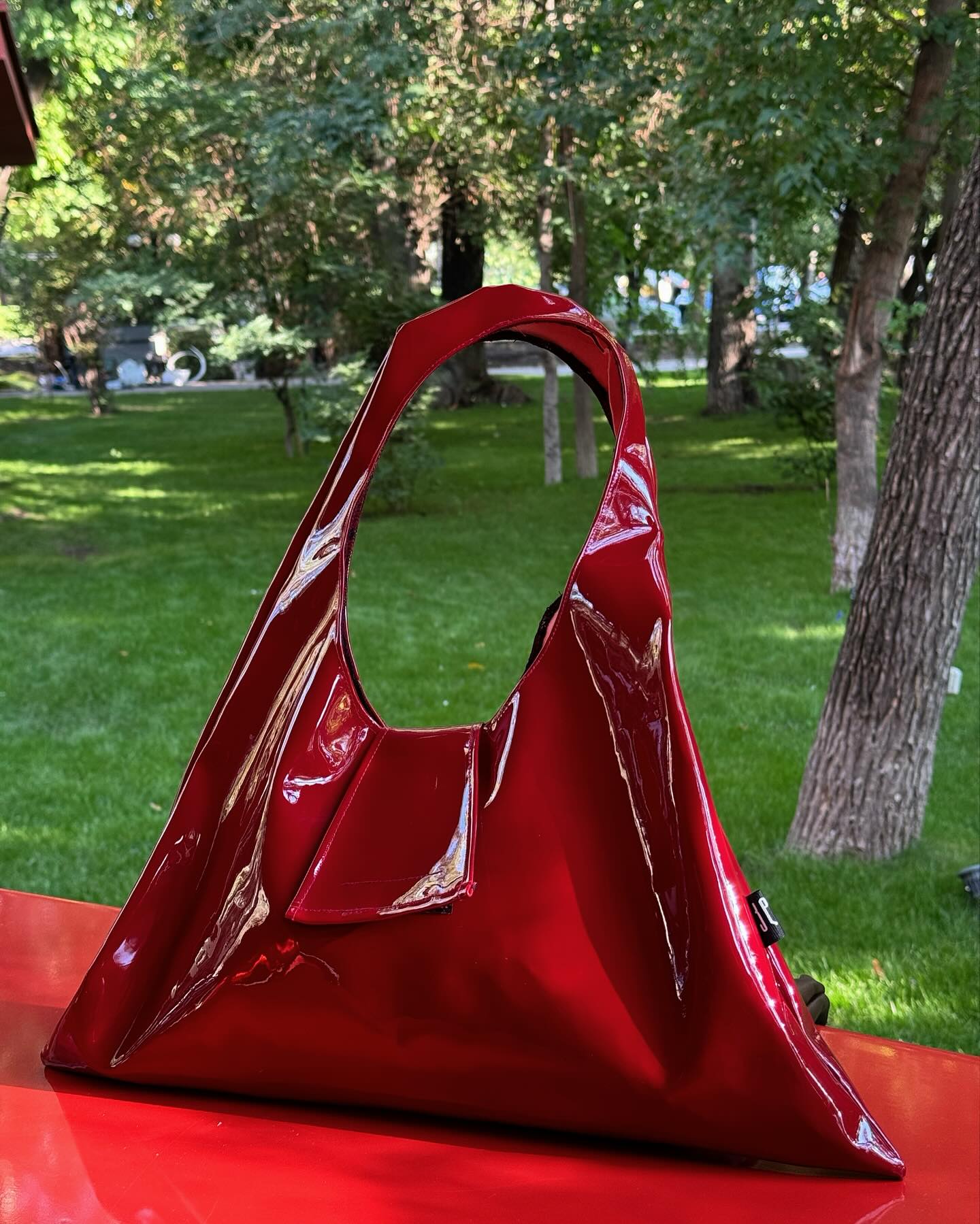 Glossy hobo bag in red