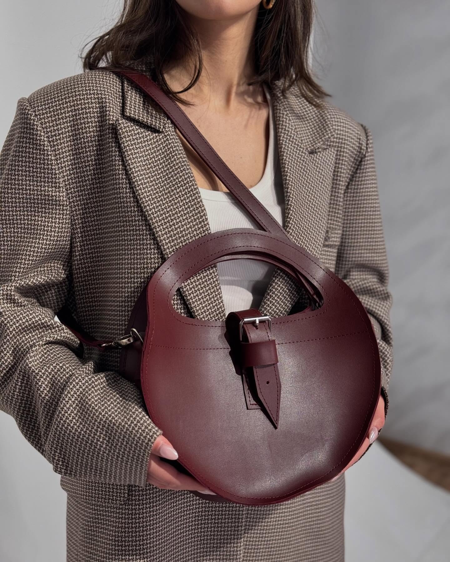 Circle bag in burgundy