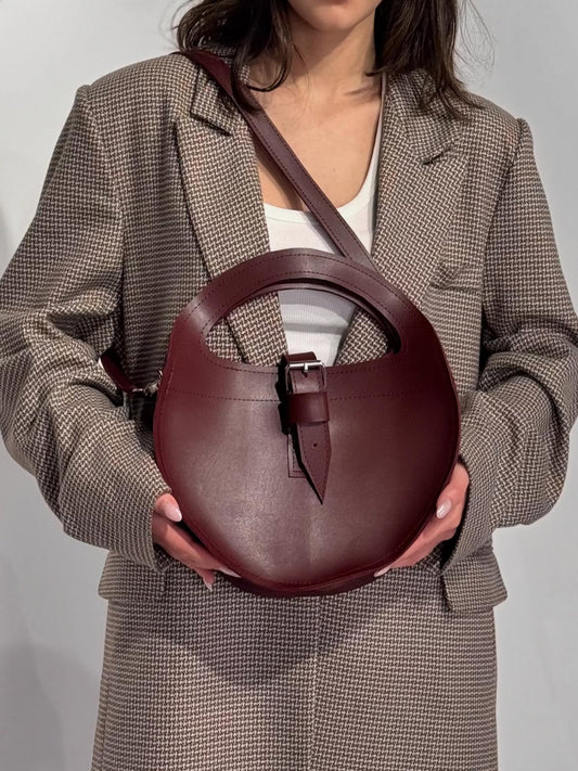 Circle bag in burgundy