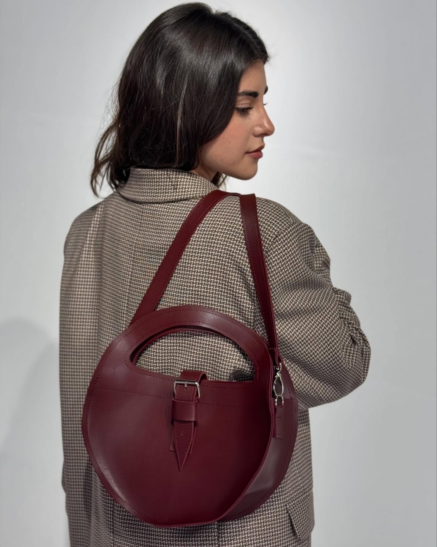 Circle bag in burgundy