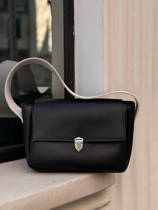 Shoulder bag in black and white
