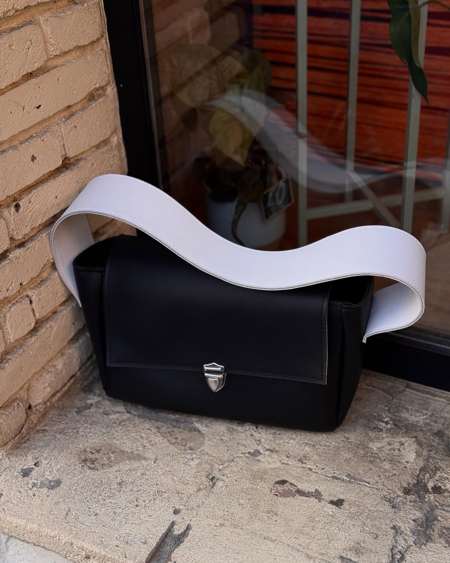 Shoulder bag in black and white