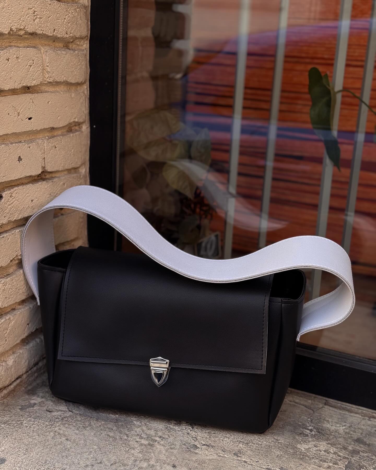 Shoulder bag in black and white
