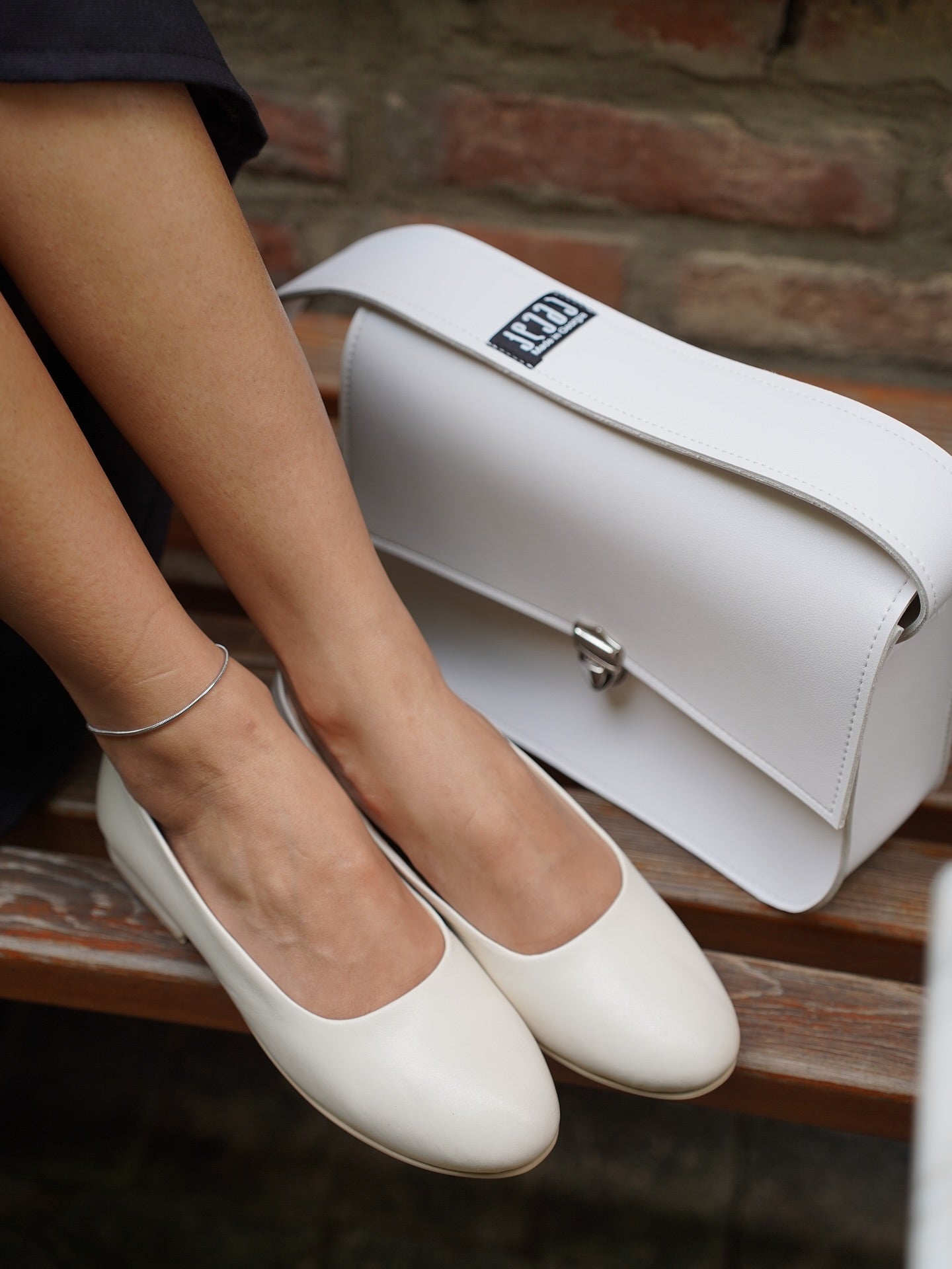 Oval flats in light beige