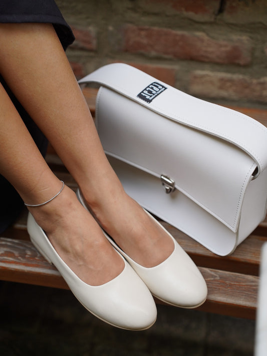 Oval flats in light beige